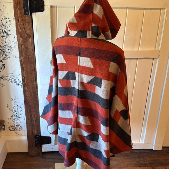 Patagonia Synchilla Geometric Aztec Patterned Fleece Poncho - Picture 4 of 7